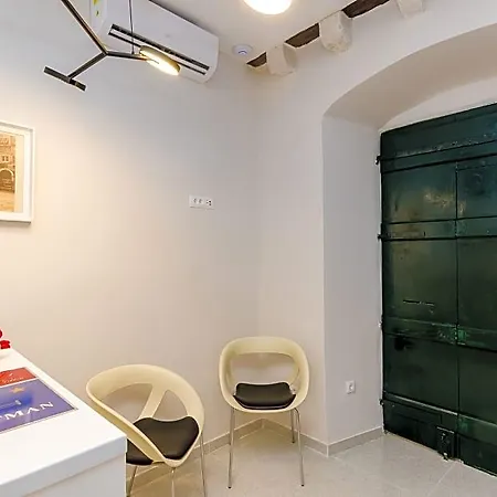 Apartment Leonarda Baroque House - Old Town